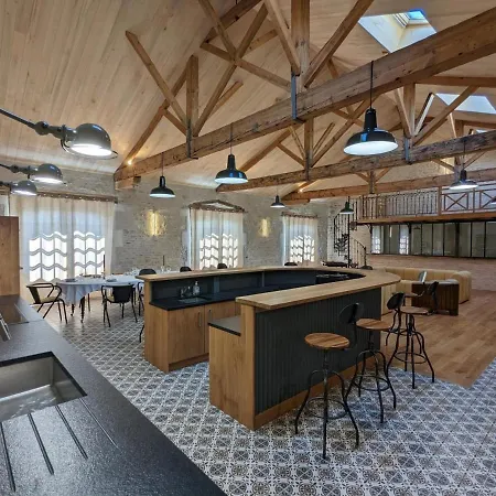Loft Lumineux Avec Cuisine Equipee Et Circuits Truffes - Centre-ville - Fr-1-653-248 *